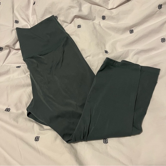 ✨SOLD✨Buff Bunny Cropped Leggings Size Large - Picture 1 of 6